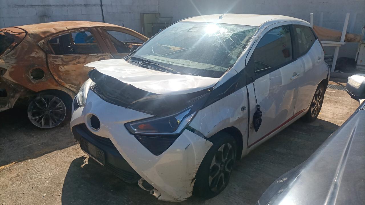 Toyota Aygo incidentata sinistrata