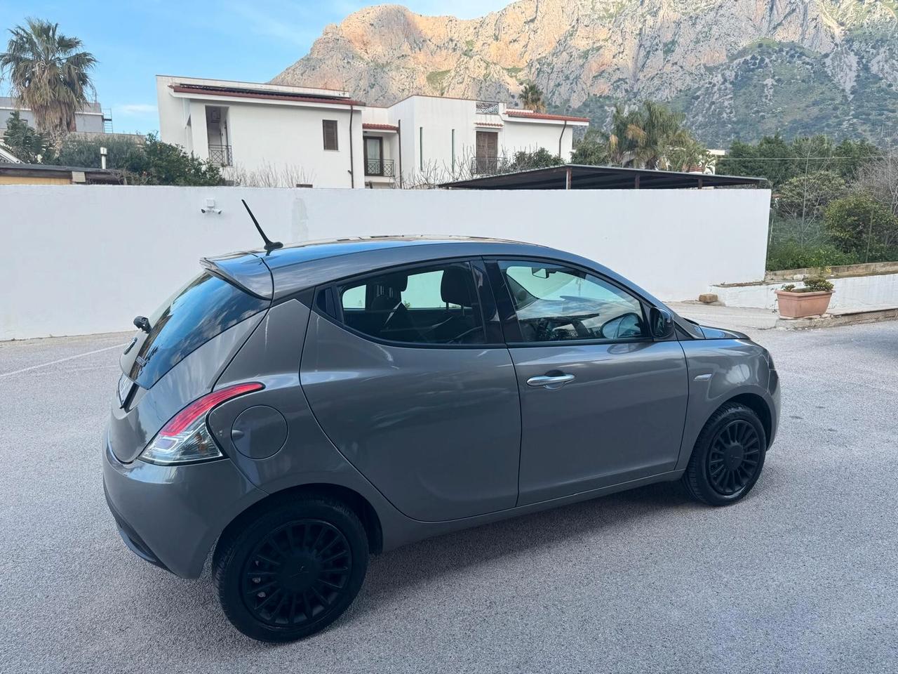Lancia Ypsilon 1.0 FireFly 5 porte S&S Hybrid Ecochic A. Ferretti