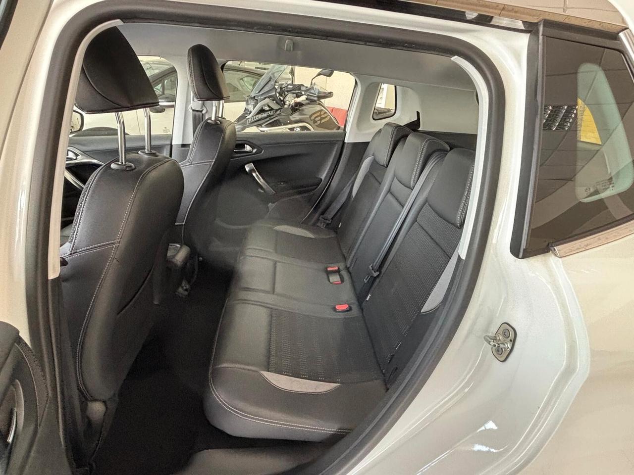 Peugeot 2008 1.6 e-HDi 115 CV Stop&Start Allure