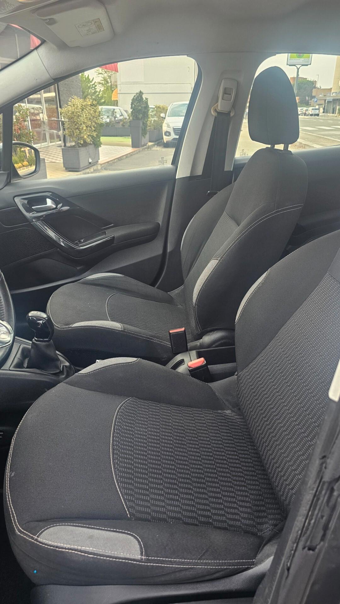 Peugeot 208 1.4 HDi 68 CV 5 porte Allure