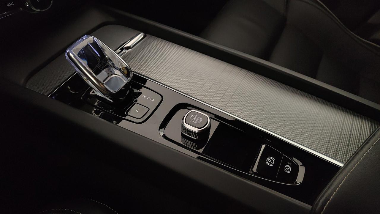 VOLVO XC60 2.0 b5 Plus Dark awd auto