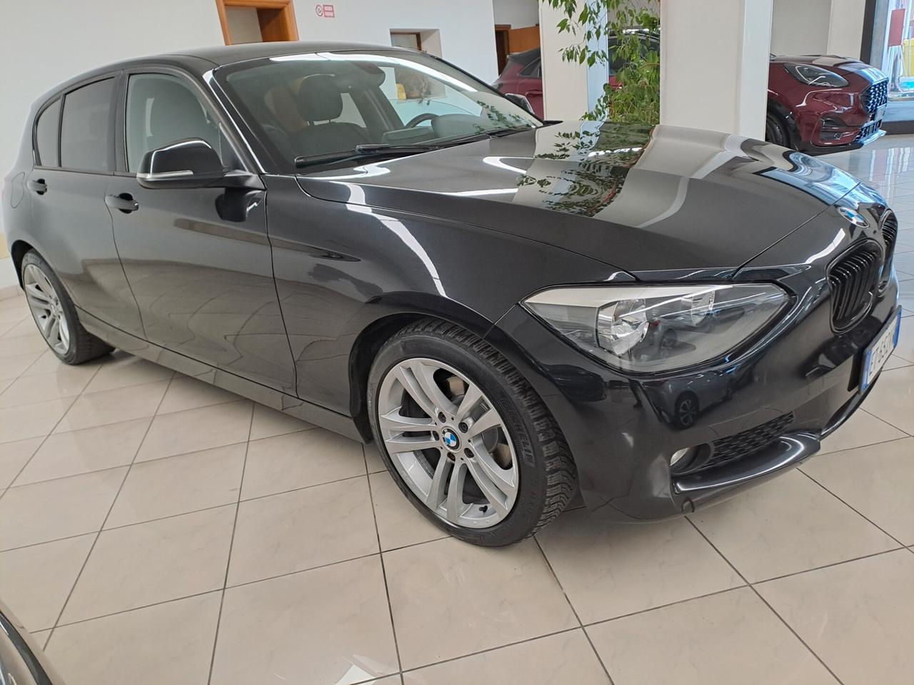 Bmw 116 116d 5p. Unique