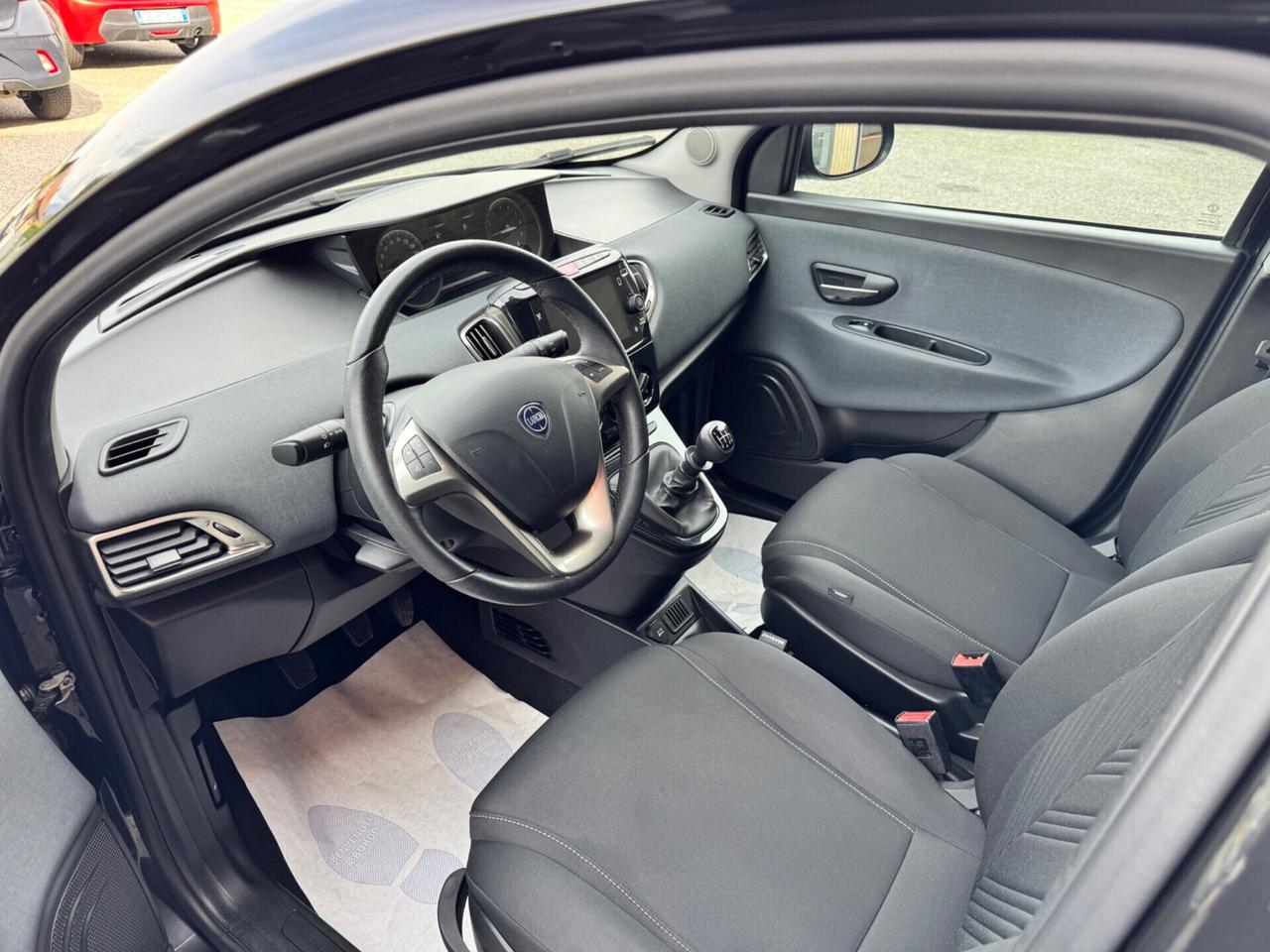 Lancia Ypsilon 1.0 Gold Hybrid