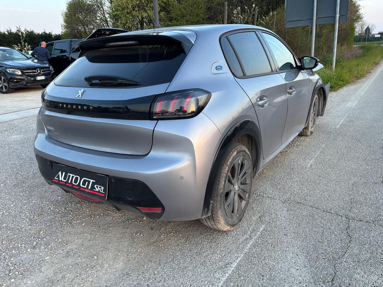 Peugeot 208 motore elettrico 136 CV 5 porte Allure