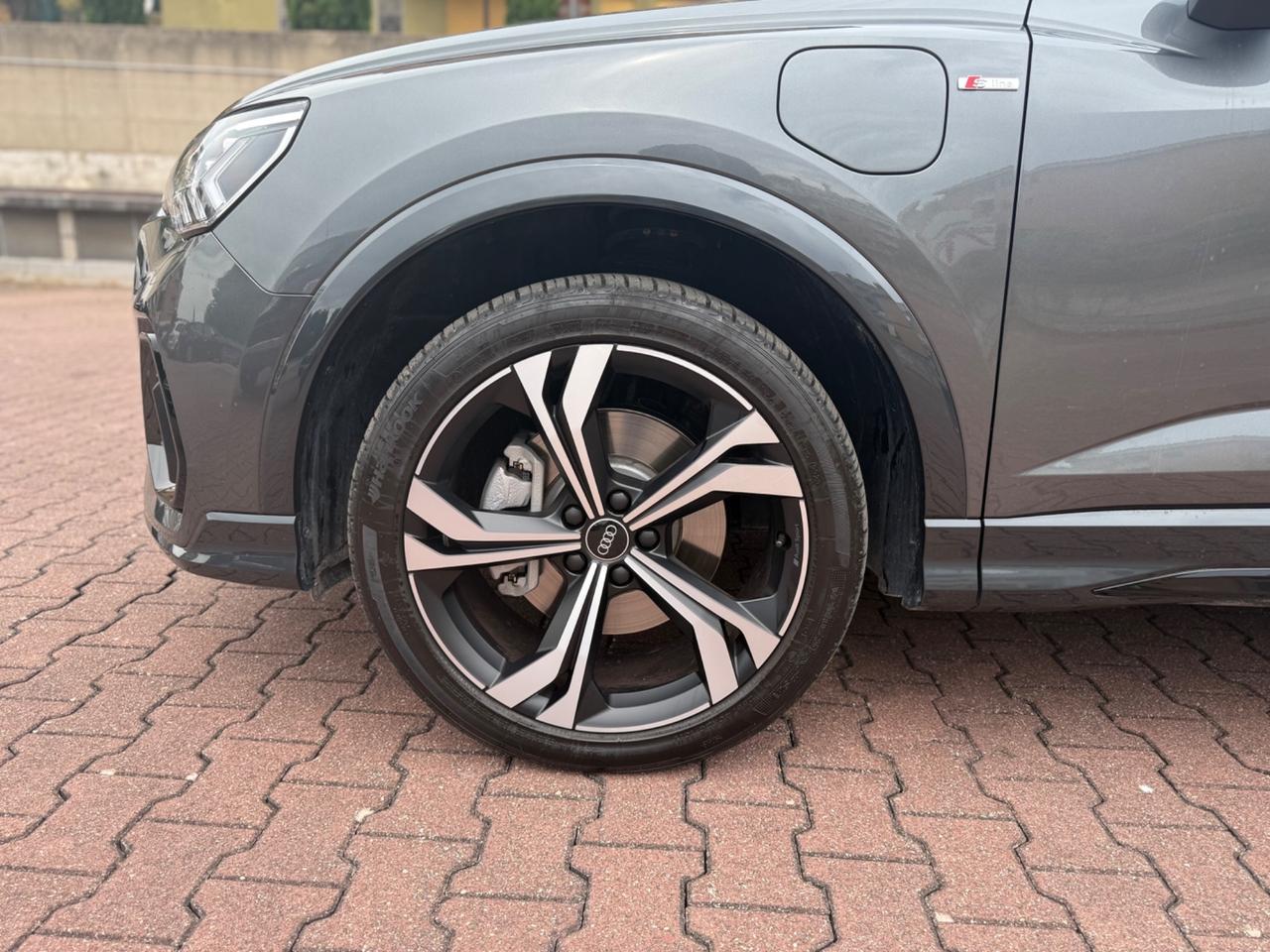 Audi Q3 Sportback 45 TFSI e S tronic Identity Black