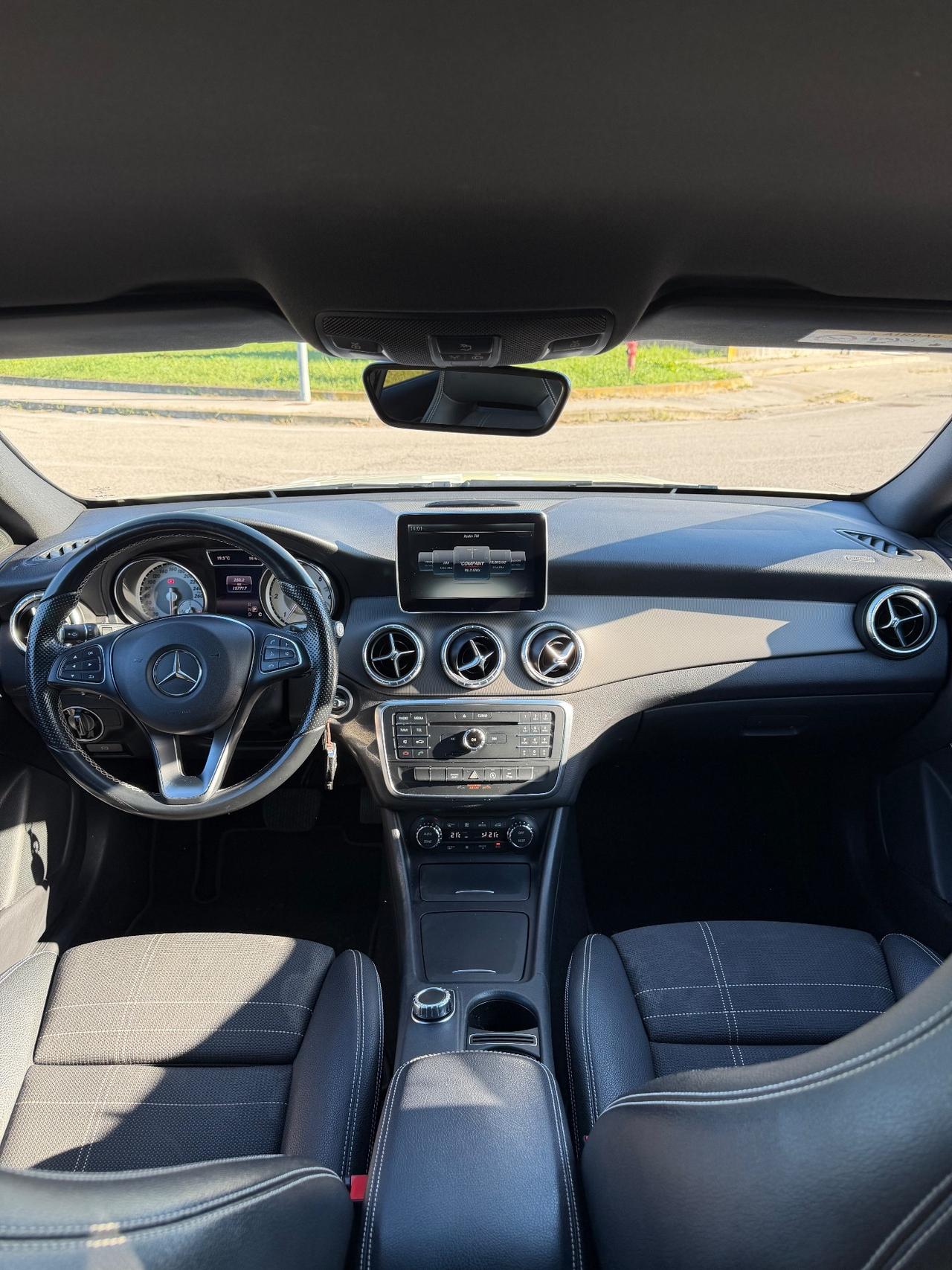 Mercedes-benz CLA 200 .