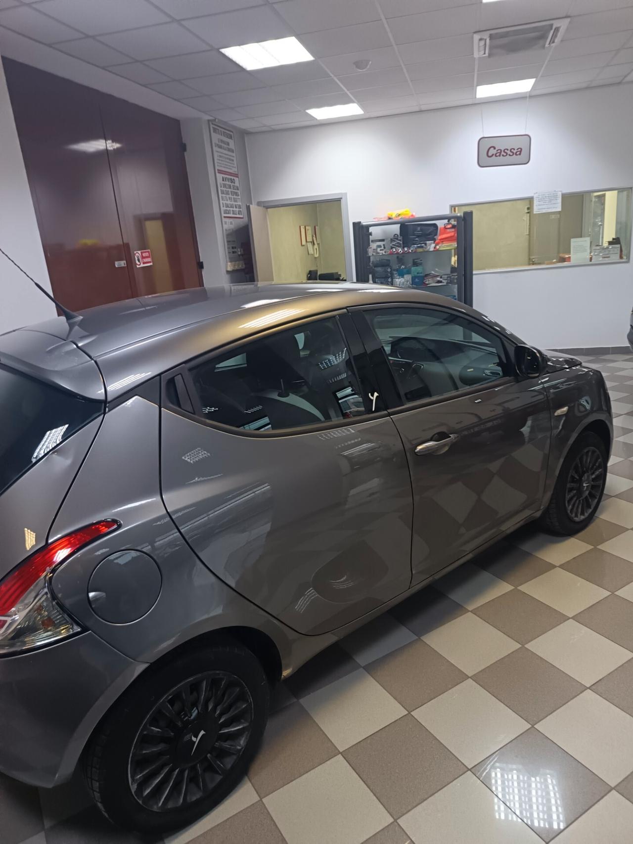 Lancia Ypsilon 1.2 69 CV 5 porte Elefantino