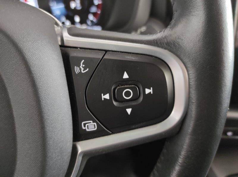 VOLVO XC60 (2017-->) - XC60 B5 (d) AWD Geartronic Momentum Pro