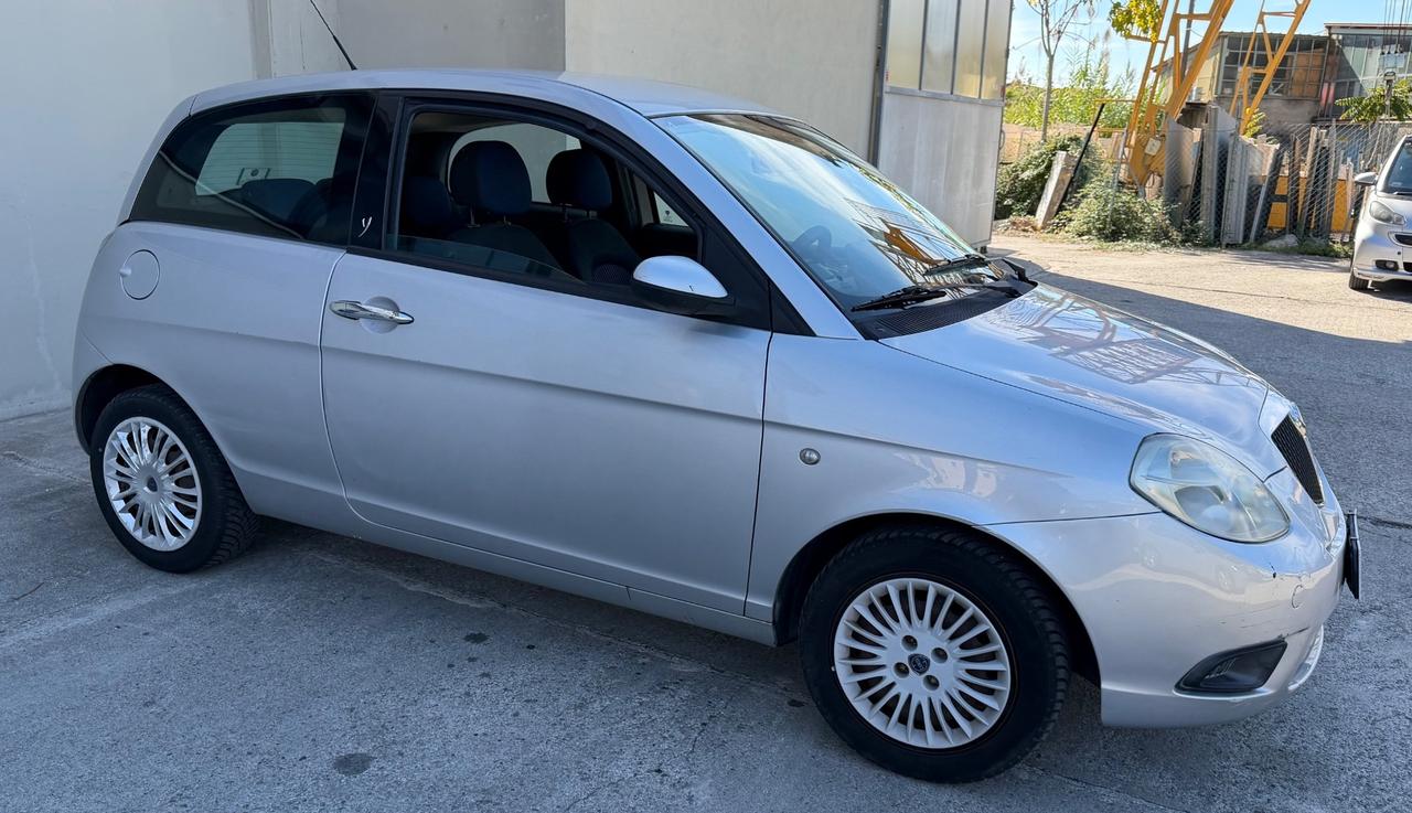 Lancia Ypsilon 1.2 versus