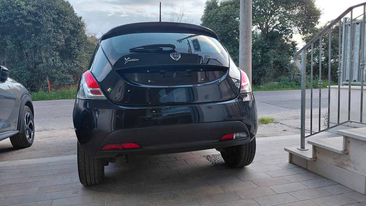 Lancia Ypsilon 1.0 FireFly 5 porte S&S Hybrid Silver Plus