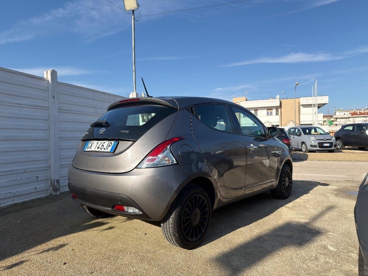 Lancia Ypsilon 1.0 FireFly 5 porte S&S Hybrid Silver