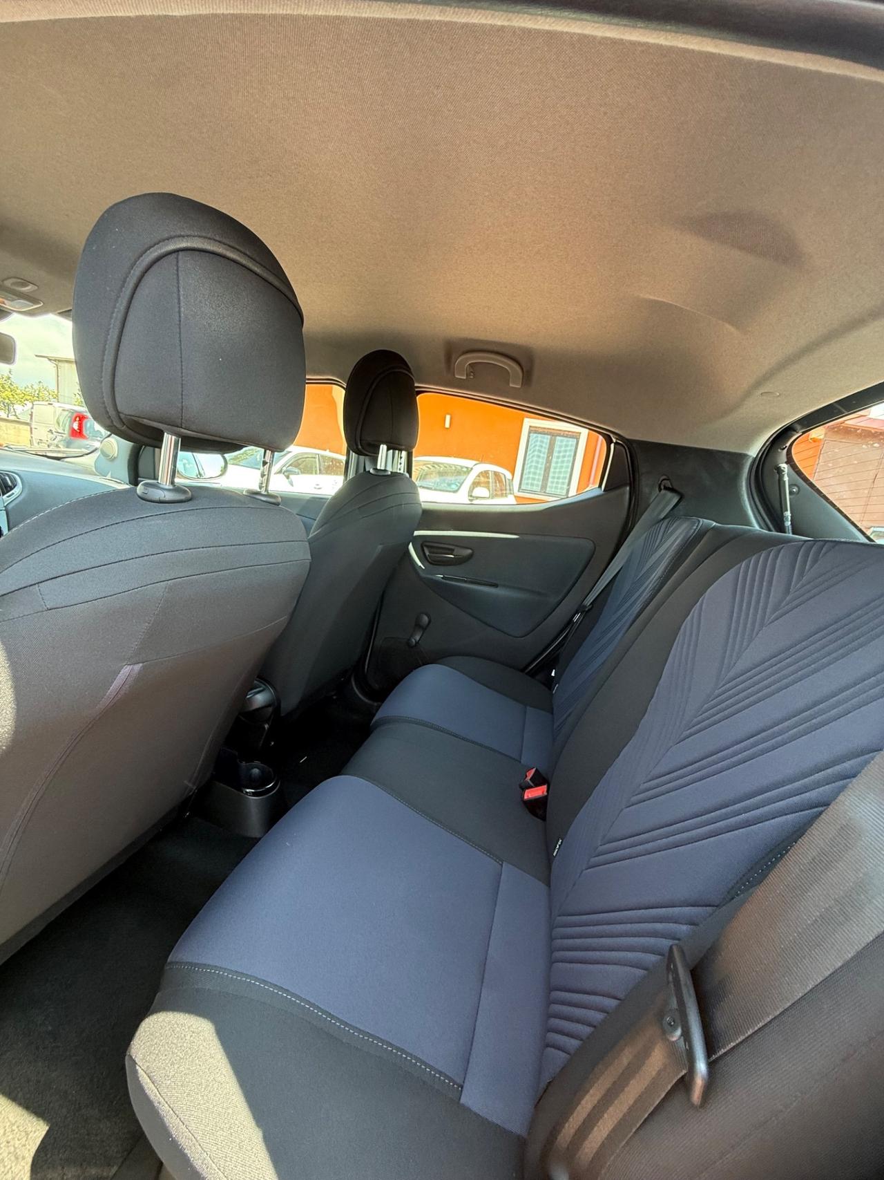 Lancia Ypsilon 1.0 Hybrid 69cv