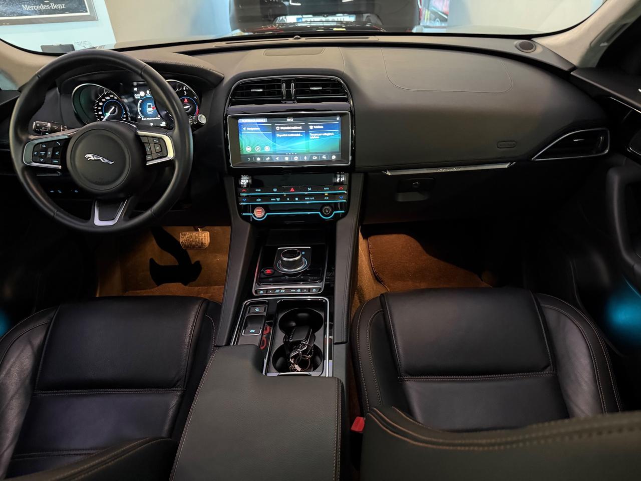 Jaguar F-Pace 2.0 D 180 CV AWD aut Chequered Flag