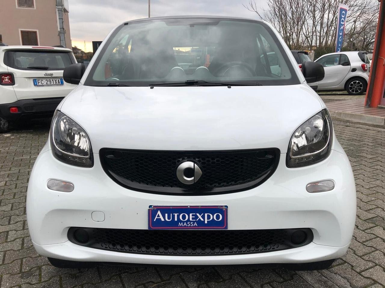 Smart ForTwo 70 1.0 Passion TOTAL WHITE ADATTA PER NEOPATENTATI-PELLE-NAVIGATORE-SEDILI RISCALDATI-POSSIBILITA' DI GARANZIA FINO A 36 MESI!!!