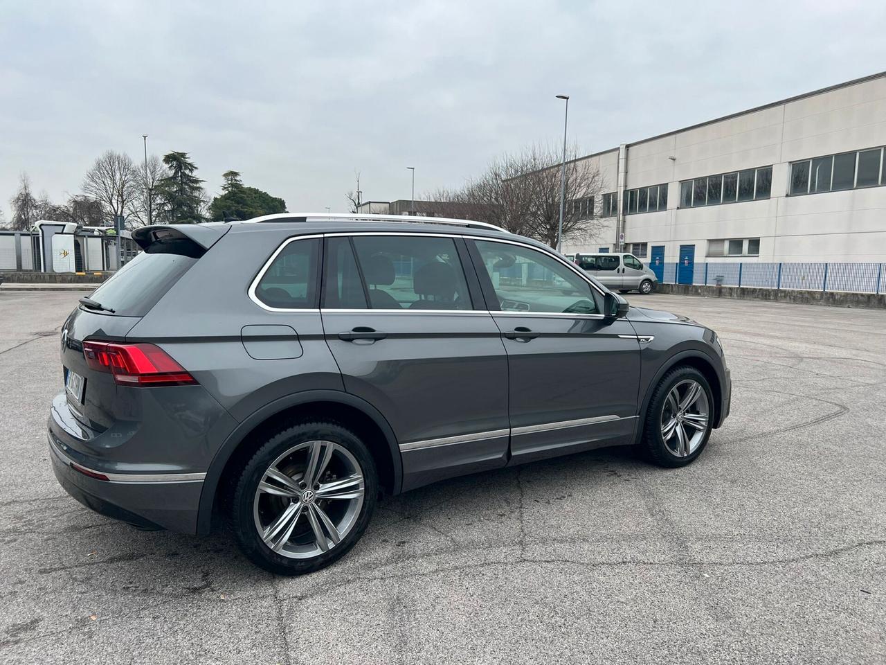 Volkswagen Tiguan 1.6 TDI SCR Sport BlueMotion R-LINE