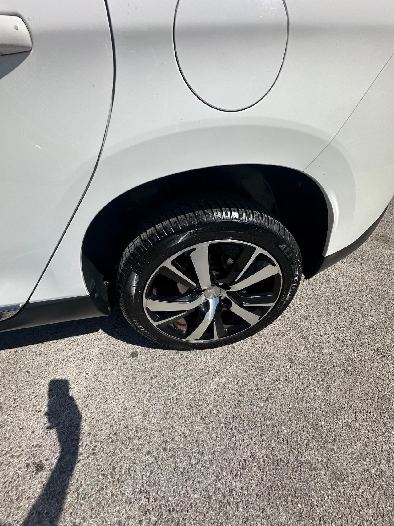 Peugeot 2008 BlueHDi 100 BLACK MATT