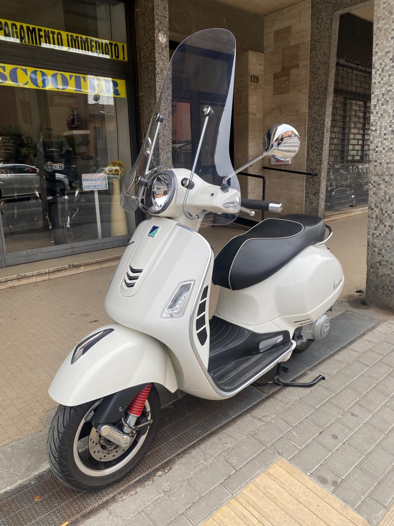 Piaggio Vespa 300 GTS anno 2017 km 11000 COME NUOVA!