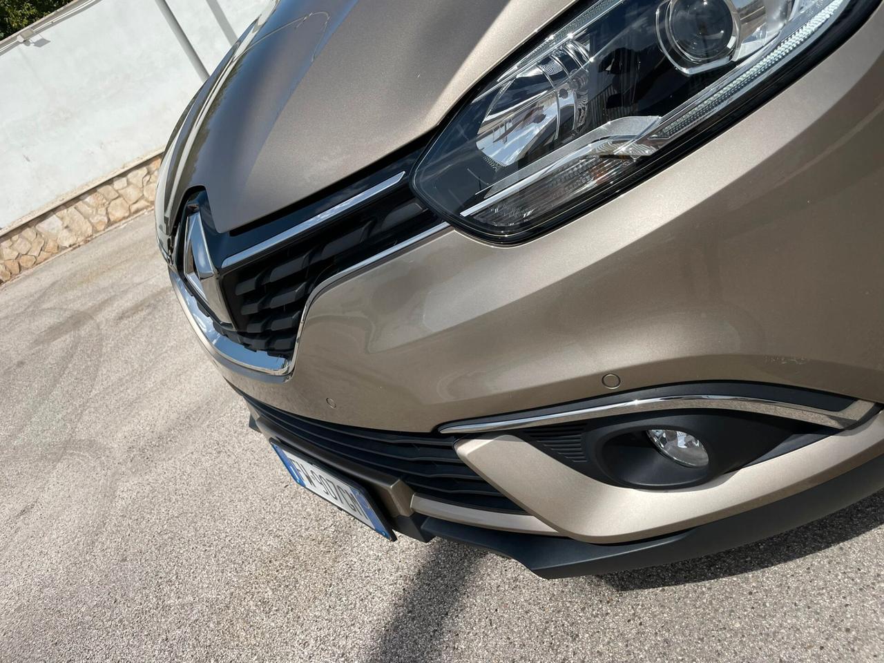 RENAULT GRAND SCENIC Blue dCi 120 CV Initiale Paris