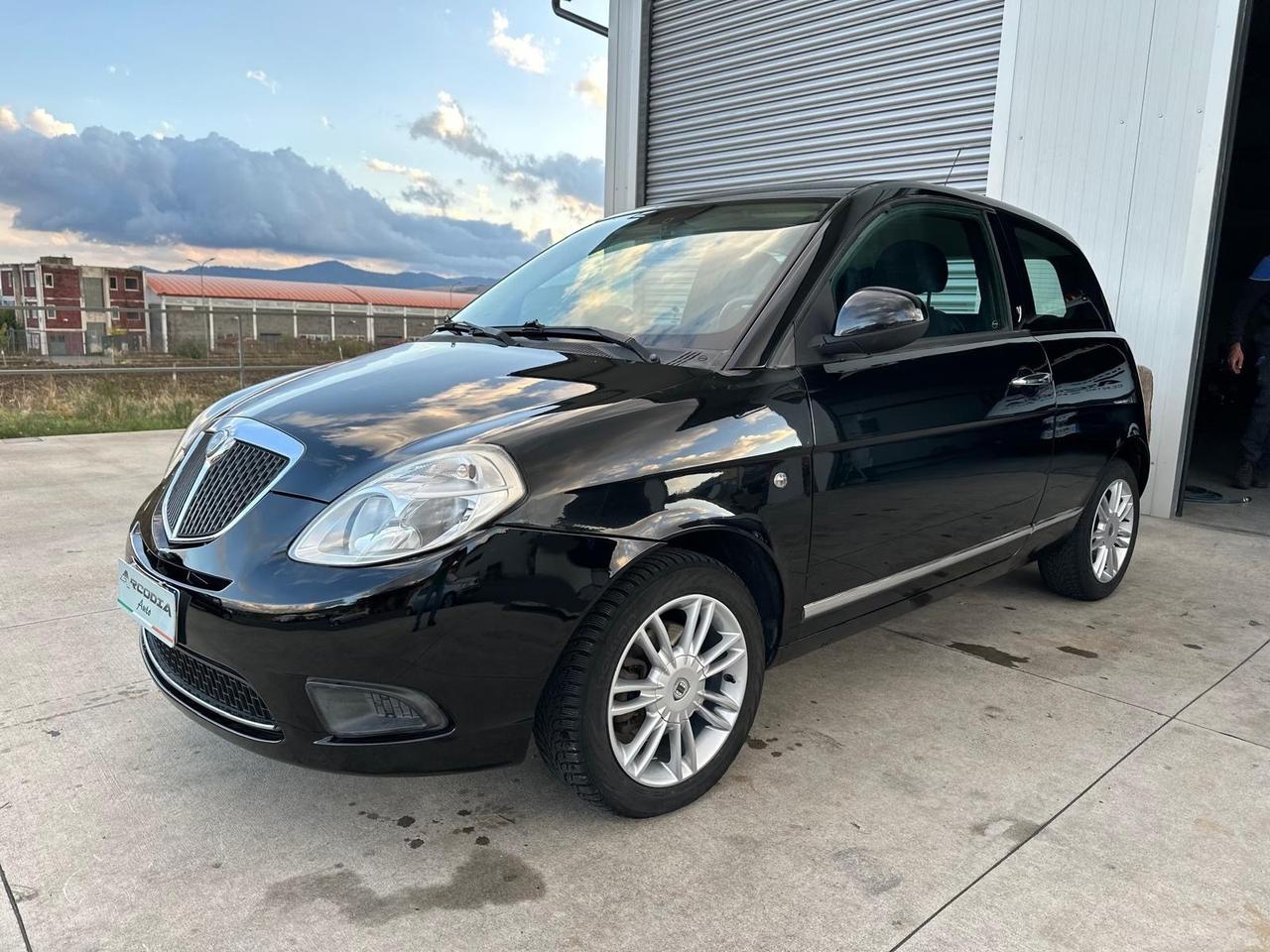 Lancia Ypsilon 1.3 MJT 75 CV Platino