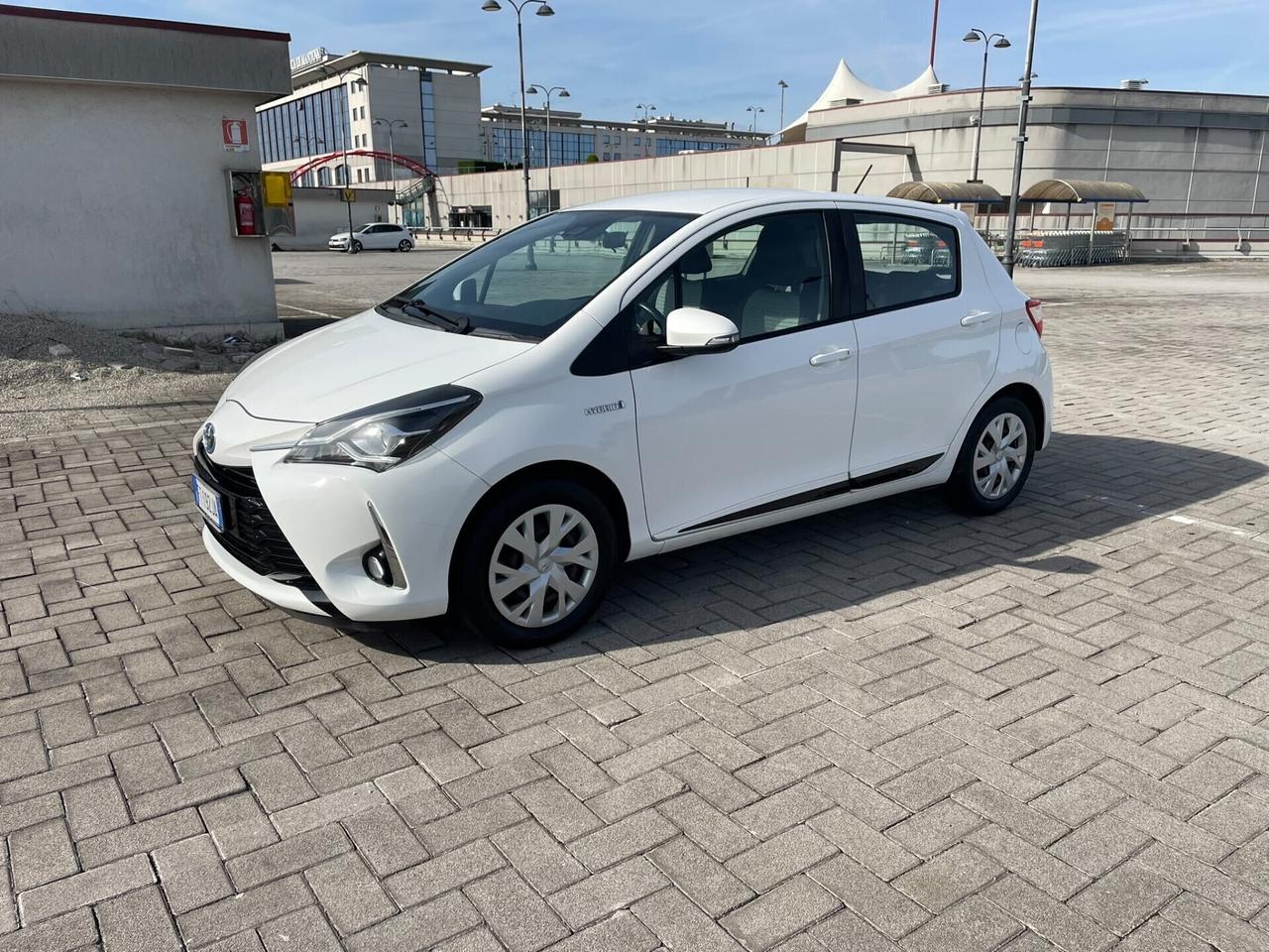Toyota Yaris 1.5 Full Hybrid 5 porte Active 12 MESI GARANZIA