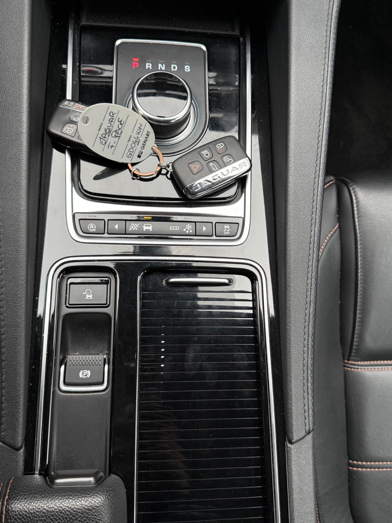 Jaguar F-Pace 2.0 D 180 CV AWD aut. R-Sport