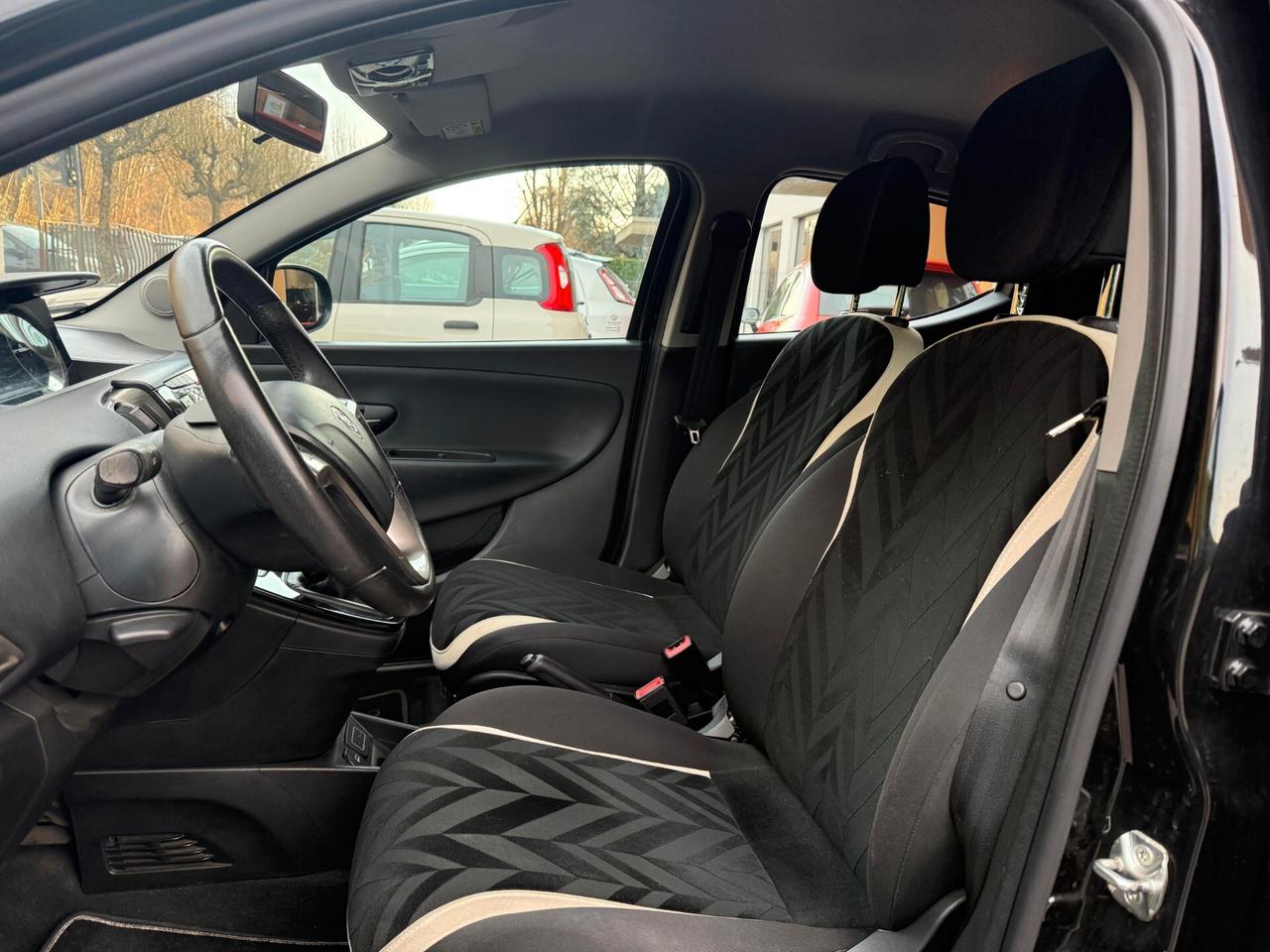 Lancia Ypsilon 1.3 MJT 95 CV 5Porte Gold E6