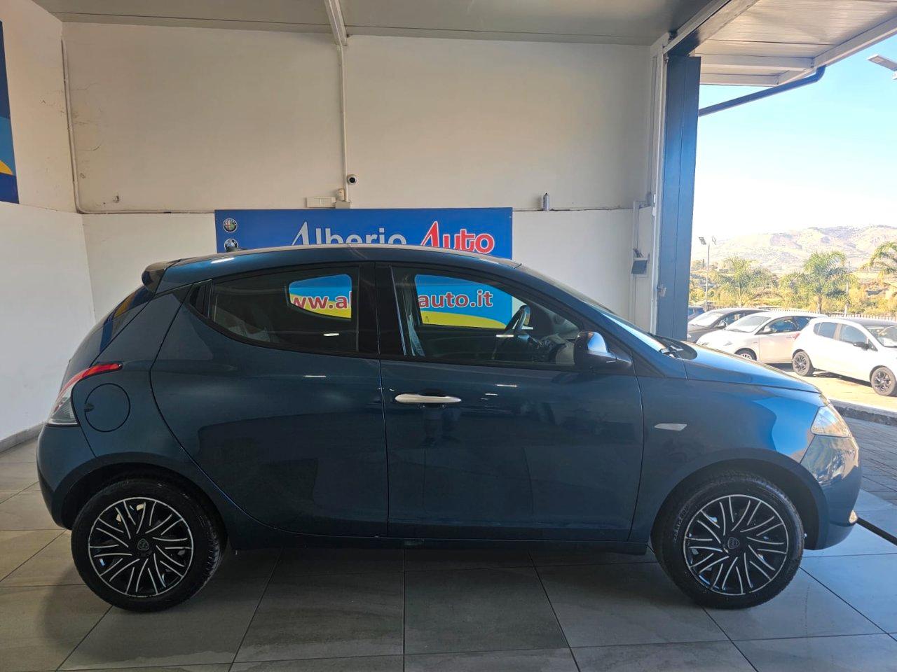 Lancia Ypsilon 1.0 firefly hybrid Silver s&s 70cv 5p.ti