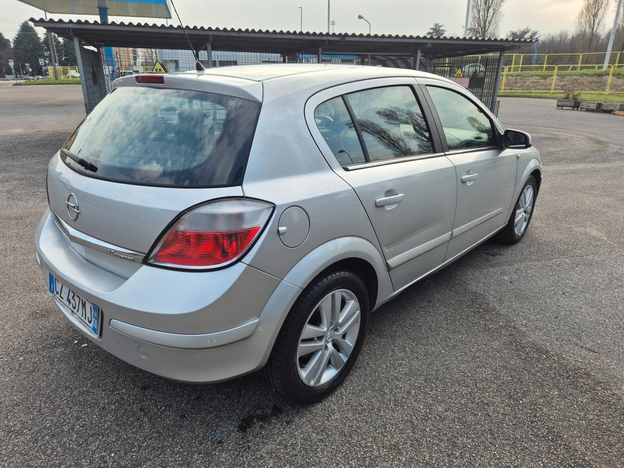 Opel Astra 1.6 16V Twinport 5 porte Cosmo