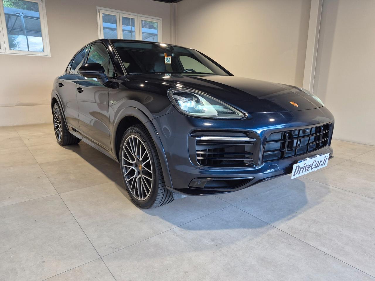 Porsche Cayenne COUPE' 3.0 E-HYBRID TIPTRONIC 462CV 5PORTE C.21 PINZE VERDI SOSP.ADATTIVE SED.ELETTRICI VENTILATI 18 VIE BOSE SCARICHI SPORT