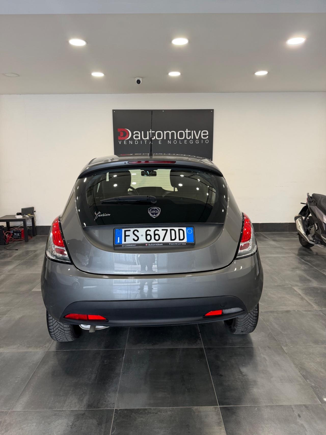 Lancia Ypsilon Elefantino Blu Gpl casa madre