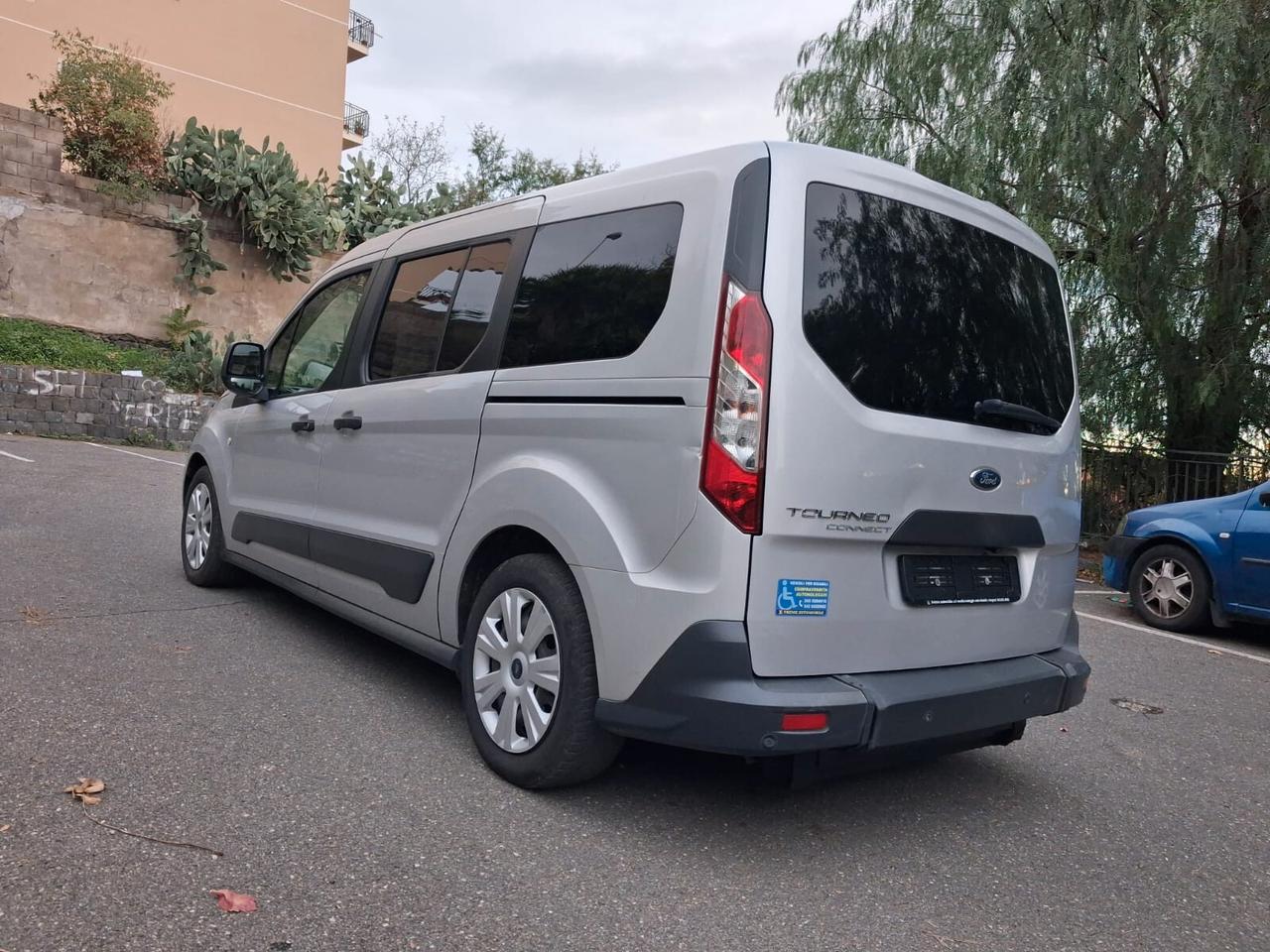 Ford Tourneo Connect Pianale ribassato con rampa disabili in carrozzina