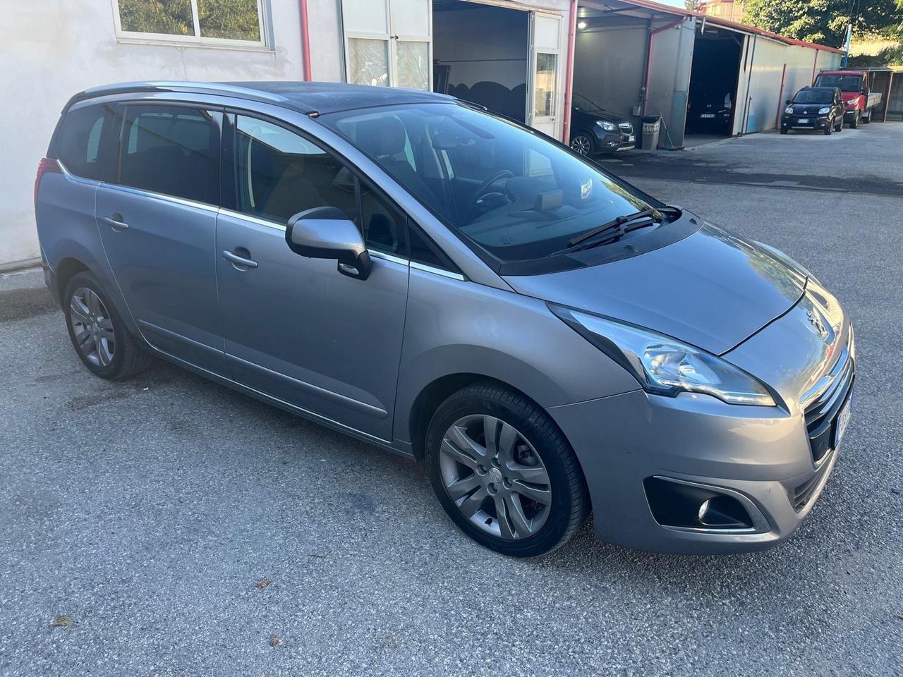 Peugeot 5008-2.0 hdi-7 P- allure-2016