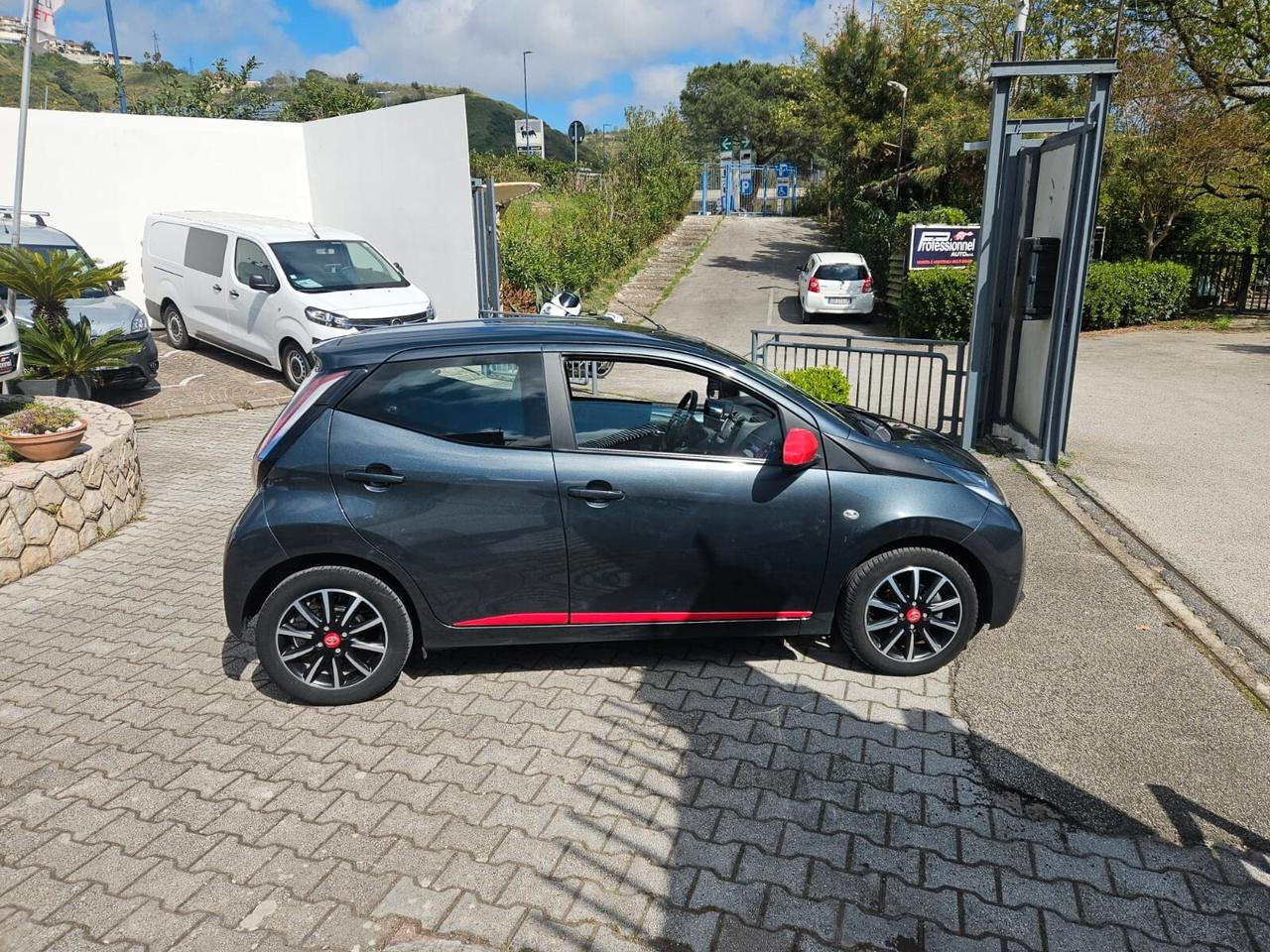 Toyota Aygo 1.0 VVT-i 69 CV 5 porte x-play TSS