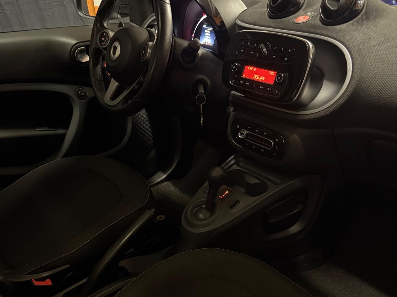 BELLISSIMA SMART FORTWO ADATTA A NEOPATENTATI CON TETTO PANORAMICO CON SOLI 69.625 KM