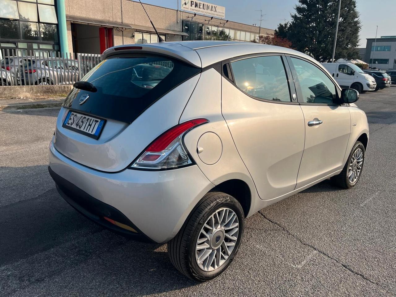 Lancia Ypsilon 0.9 TwinAir 85 CV 5 porte Metano Ecochic Silver