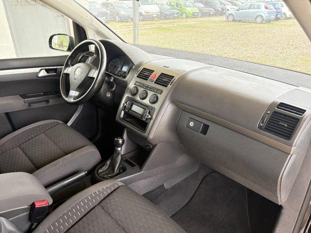 VOLKSWAGEN Touran 1.6 BENZINA FARI FENDI CERCHI IN LEGA OK NEOP