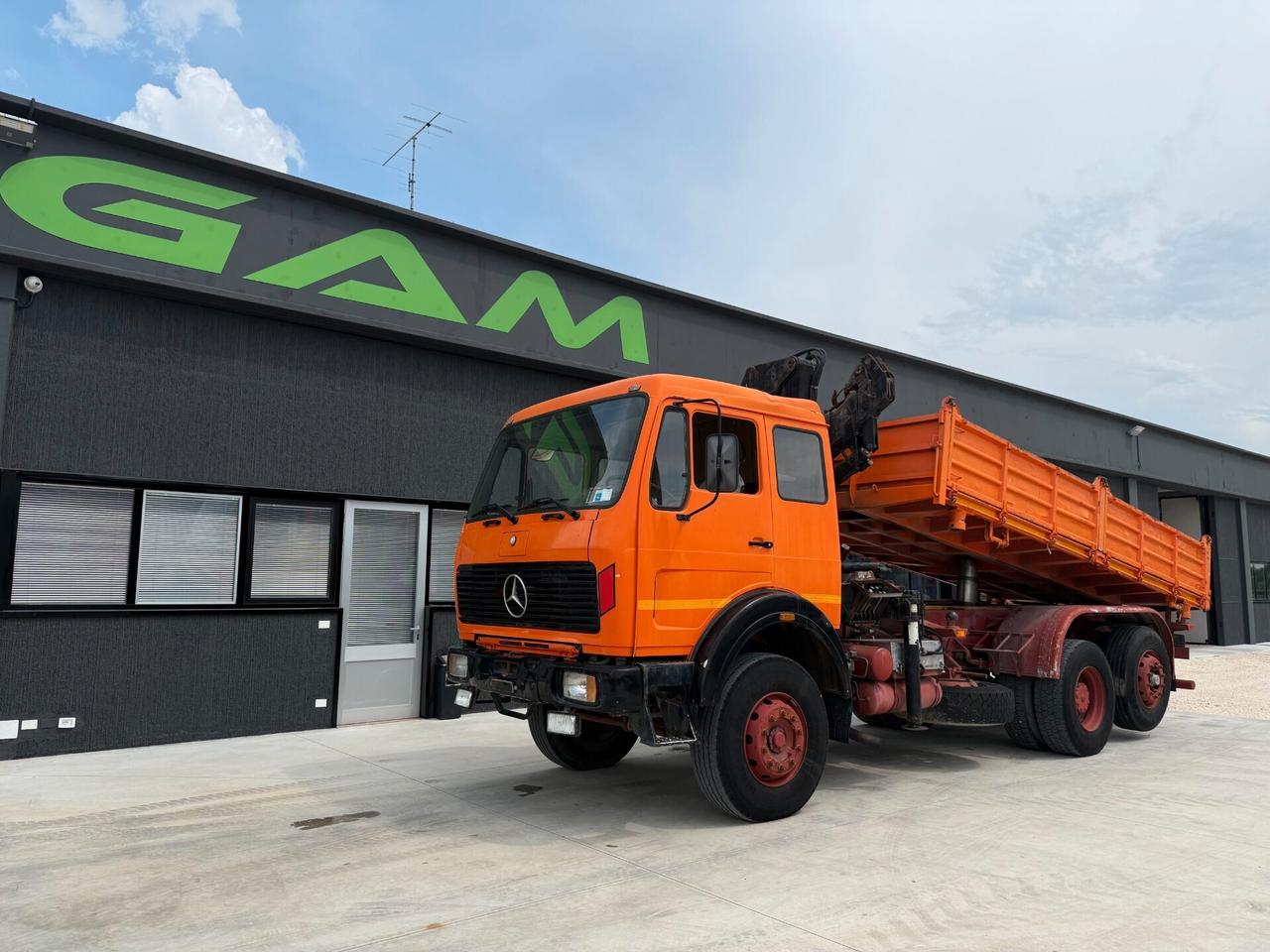 Mercedes Benz SK 1919 ribaltabile trilaterale con Gru HIAB Hidrocom 140