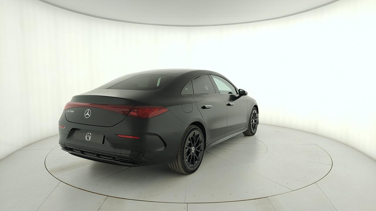 Mercedes-Benz CLA 250+ con tecnologia EQ