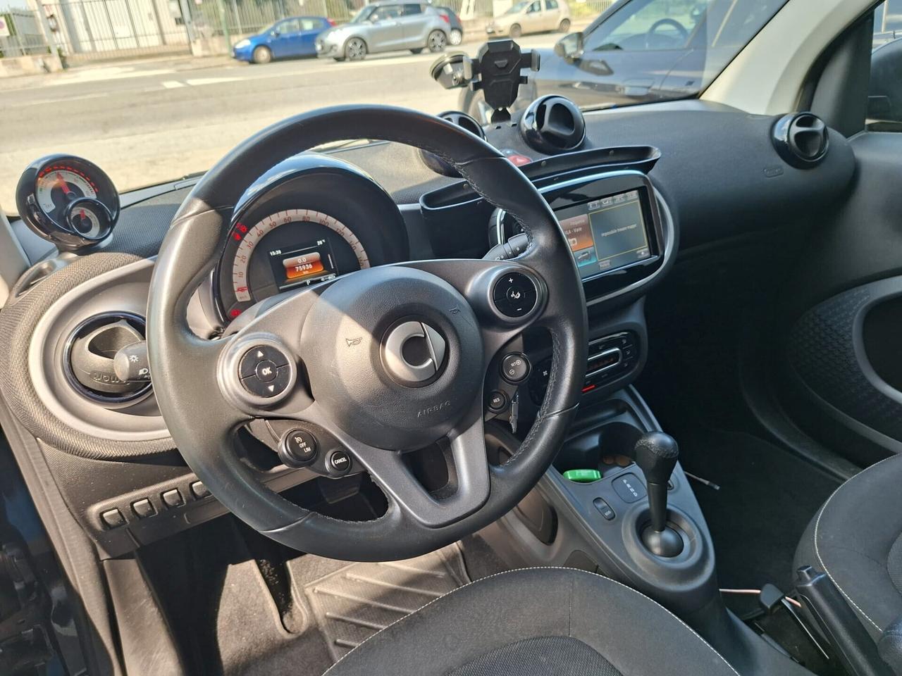 Smart ForTwo electric drive, allestimento Passion. Tetto panoramico con tendina, cerchi diamantati, schermo touch screen e molto altro