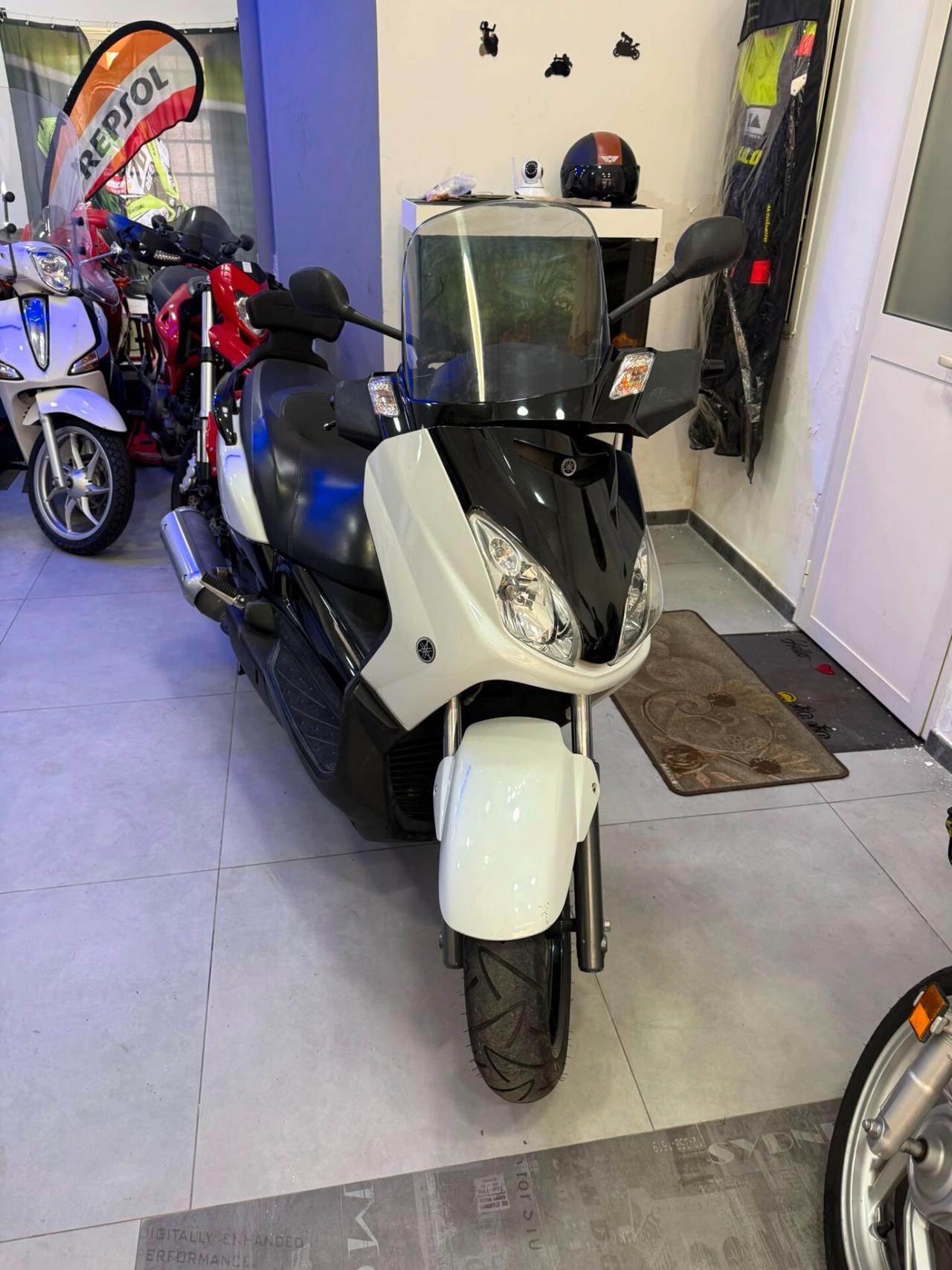 Yamaha X-Max 250