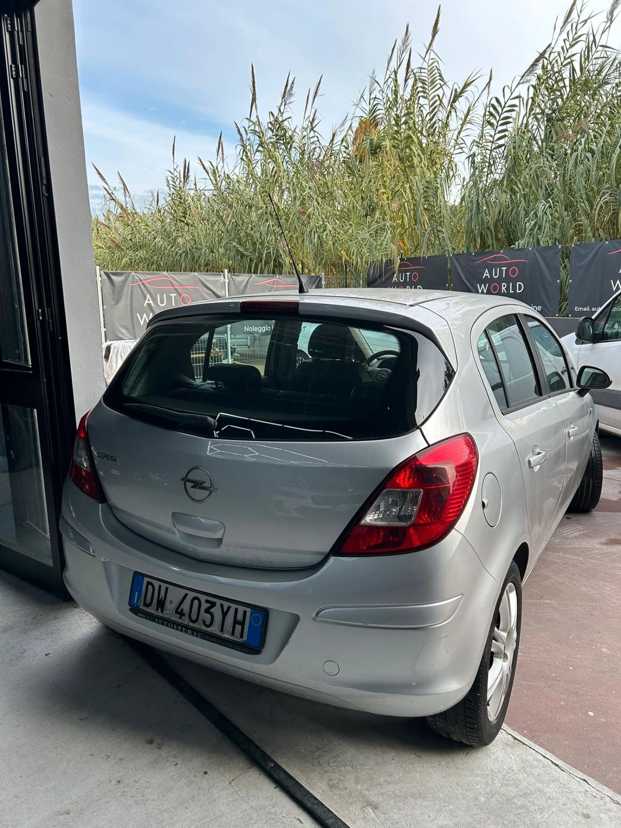 Opel Corsa 1.2 5 porte Cosmo