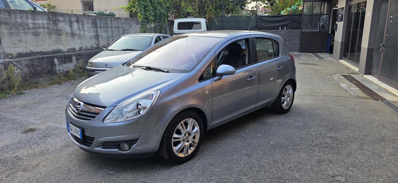 Opel Corsa 1.4 16V 5 porte Cosmo
