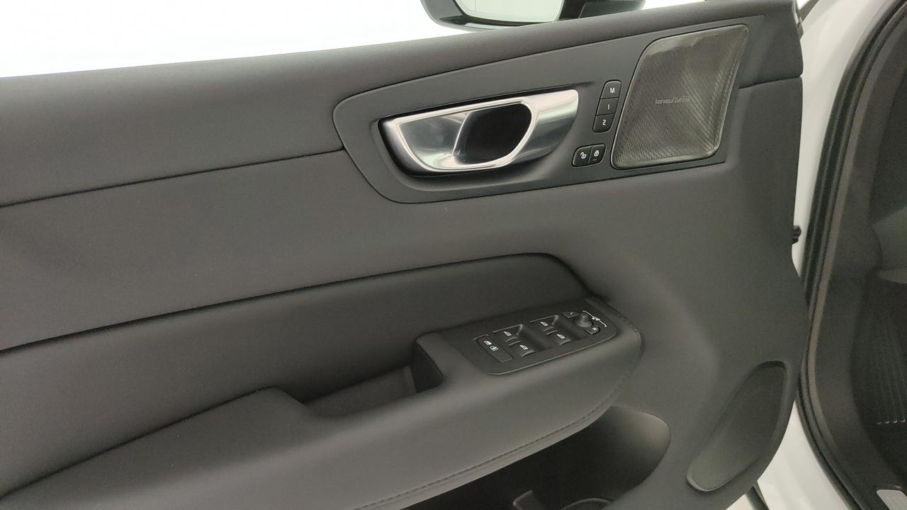 VOLVO XC60 2.0 b4 Plus Dark auto