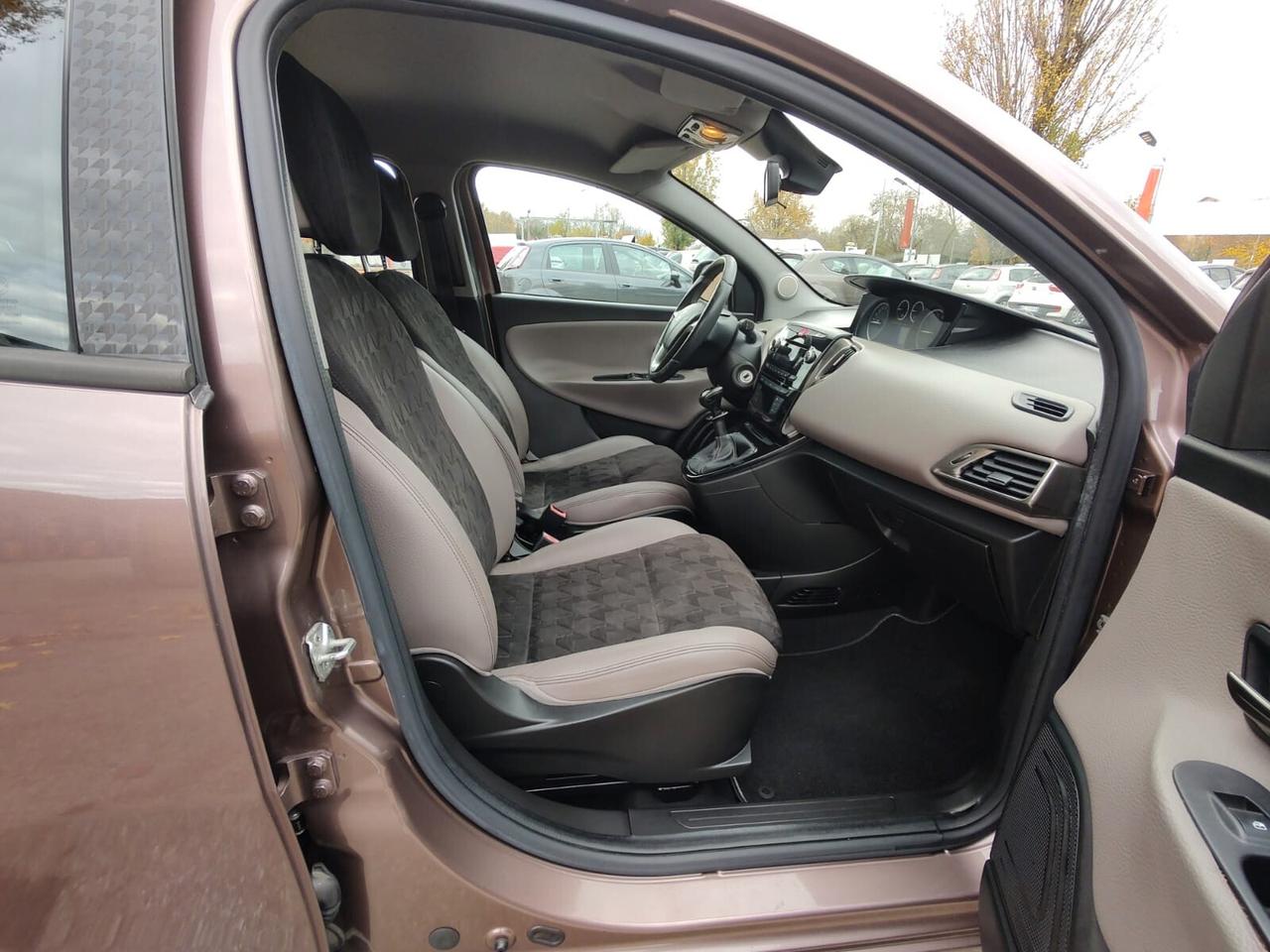 Lancia Ypsilon ELLE 5 PORTE, 1.2 8V 69CV, EURO 6B, OK NEOPATENTATI, GARANZIA L.12 MESI