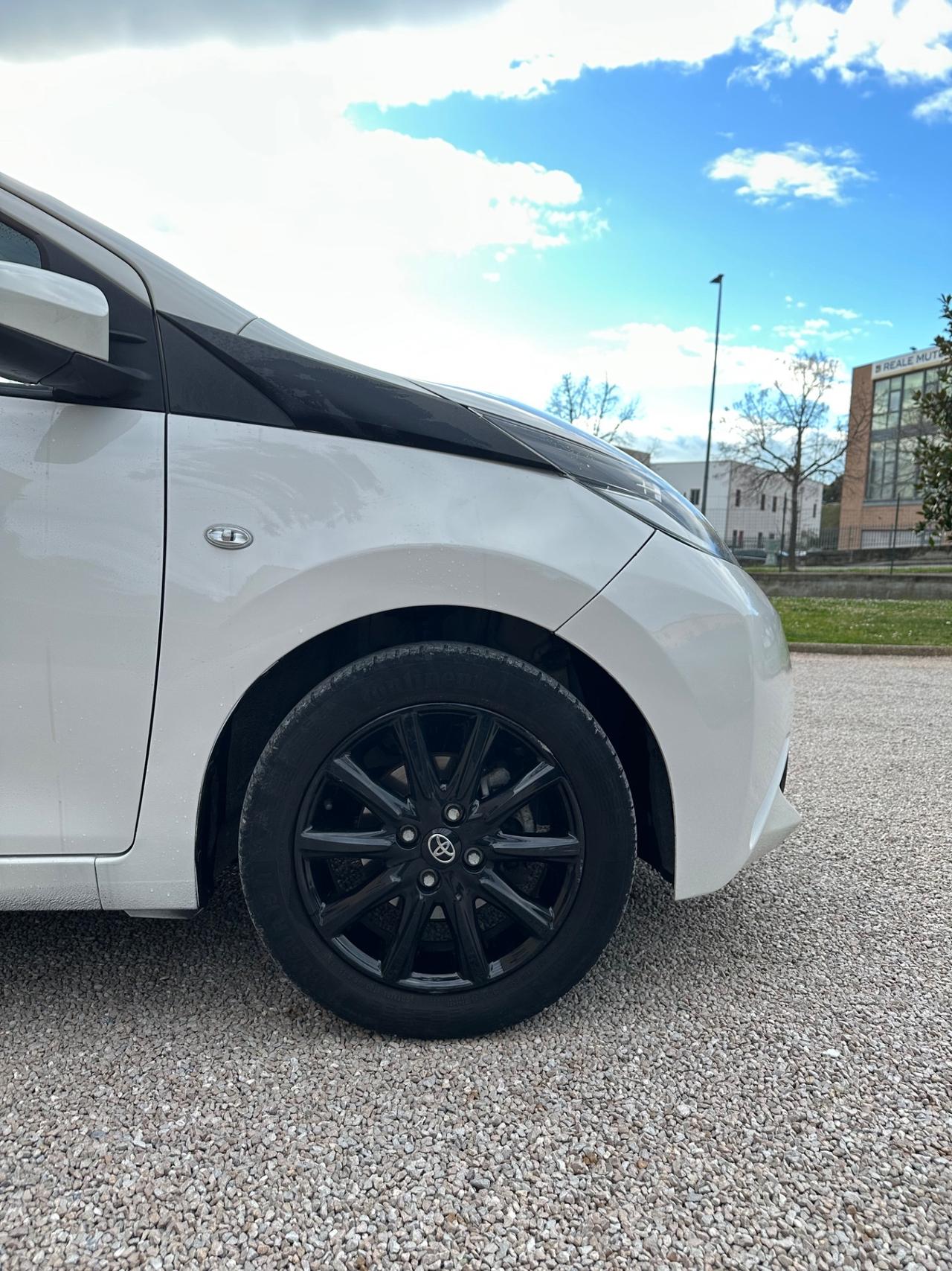 Toyota Aygo 1.0 VVT-i 69 CV 5 porte x-black ok neopatentati