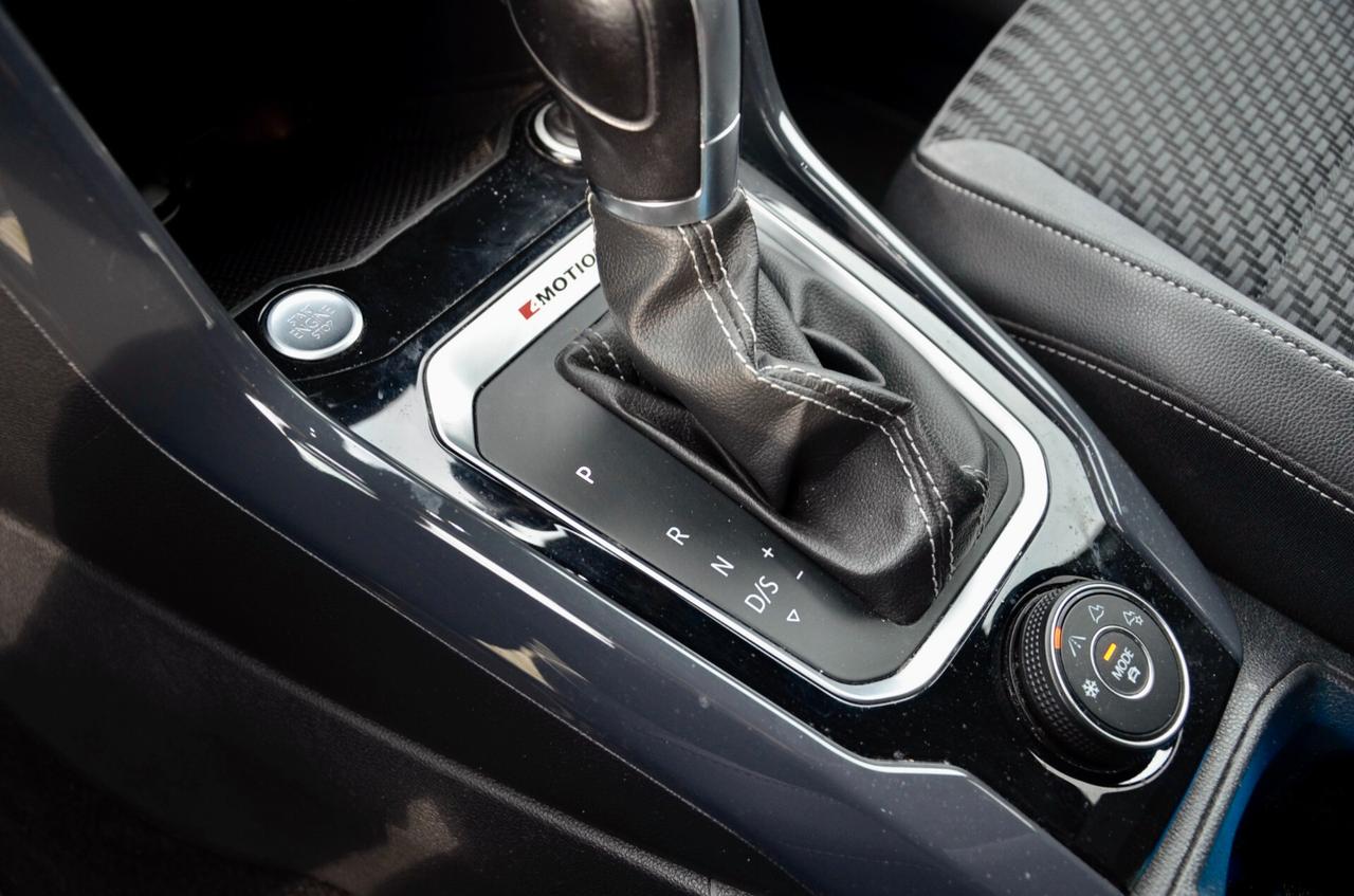 VOLKSWAGEN T-ROC 2.0 TDI R-LINE 4MOTION 150cv DSG, UFF ITALIANA, SERVICE VW, FULL LED, NAVI, LUCI AMBIENTE, 19", PERMUTE