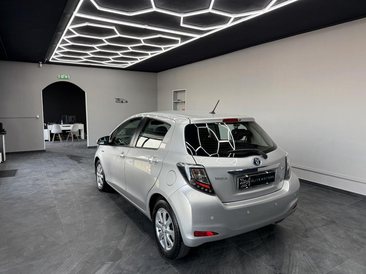 Toyota Yaris HYBRID LOUNGE