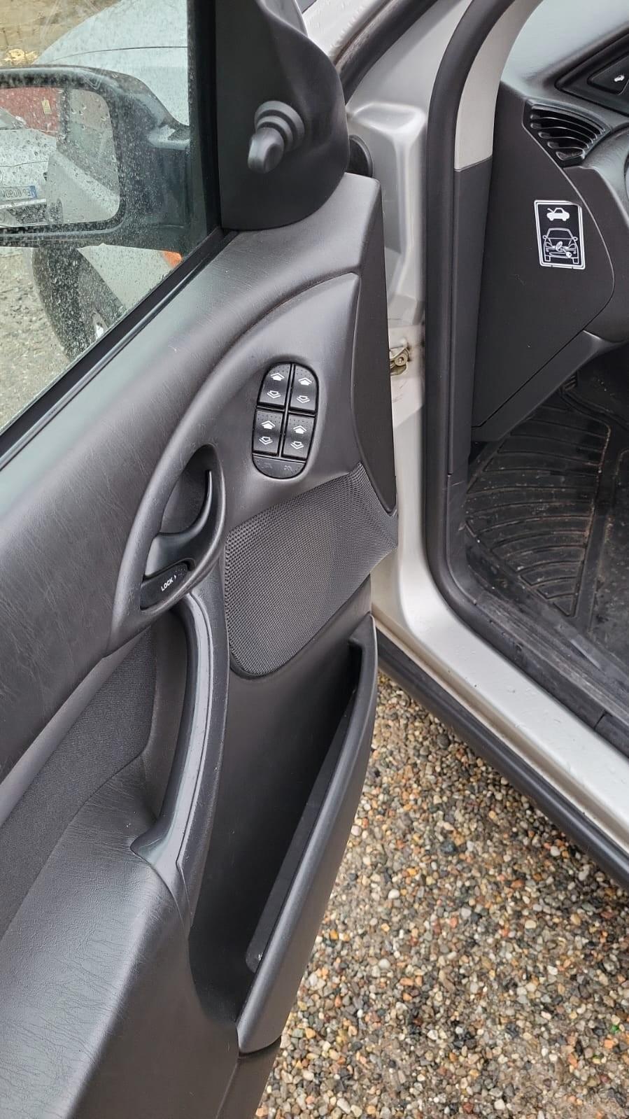 Ford Focus 1.6i 16V cat 5p. Ghia