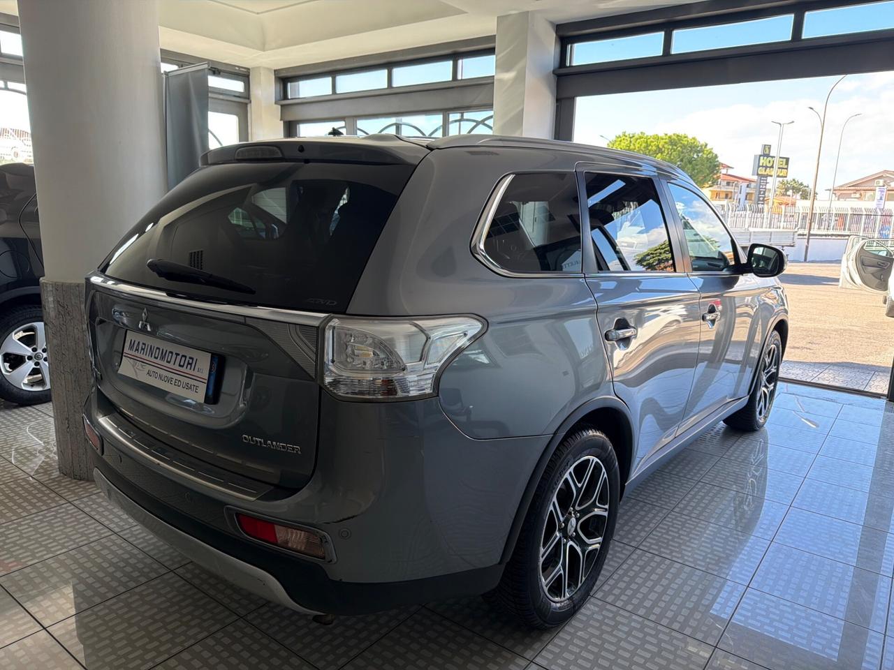 Mitsubishi Outlander 2.2 DI-D 4WD Instyle 7p. Con Tetto apribile