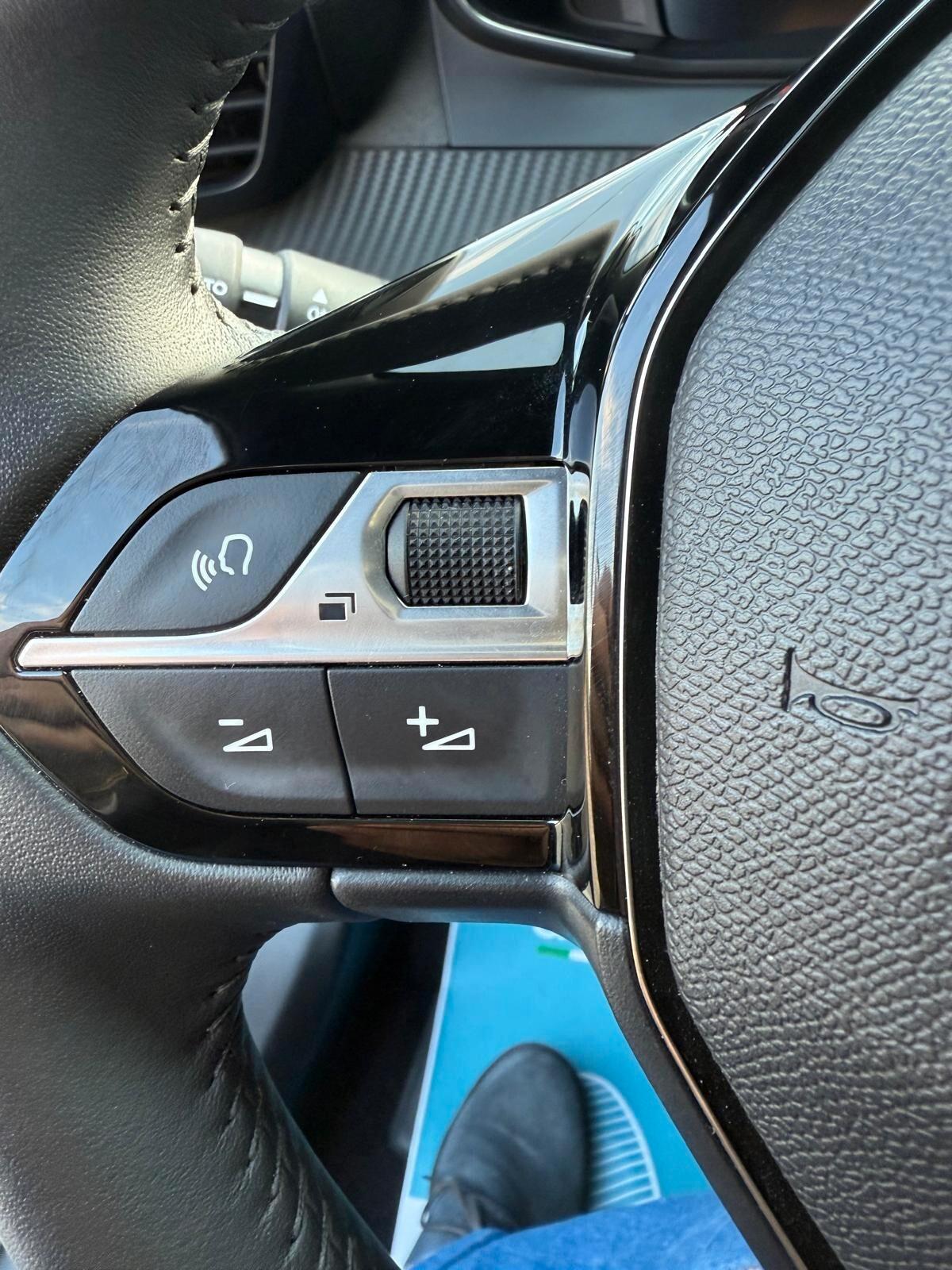 Peugeot 2008 PureTech 100 S&S Allure - ok neopatentati -